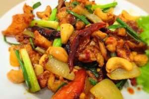ไก่ผัดเม็ดมะม่วง (Stir fried Chicken with cashew nuts )