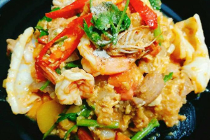 ทะเลผัดผงกะหรี่  (Stir Fried Seafood with Curry Powder)
