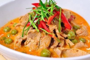 แพนงหมู / ไก่ / เนื้อ  (Panang curry with pork / chicken / beef)