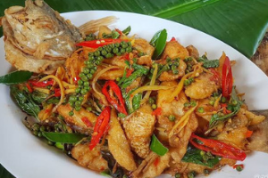 ปลากระพงผัดฉ่า (Stir-Fried Sea Bass)