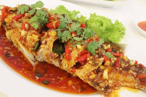 ปลากระพงราดพริก  (Fried fish with sweet chili sauce recipe)