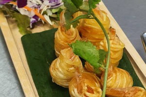 กุ้งโสร่ง ( Deep Fried Prawn Spring Roll )