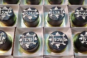 เค้กยันต์รวยปักธูปกินได้ (Rich amulet cake with edible incense sticks)