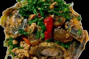 ผัดกะเพราหมูสับ+ไข่เยี่ยวม้า