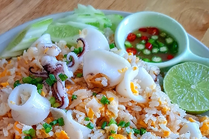 ข้าวผัดปลาหมึก