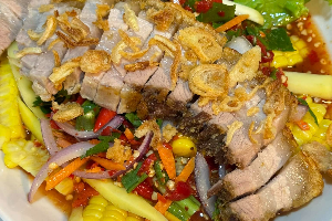ยำหมูกรอบ