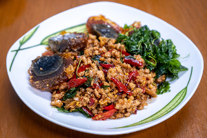 ข้าวกระเพราไข่เยี่ยวม้า