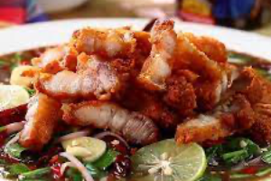 ยำหมูกรอบทรงเครื่อง