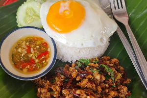 ผัดกะเพราราดข้าว Stir-fried basil on rice