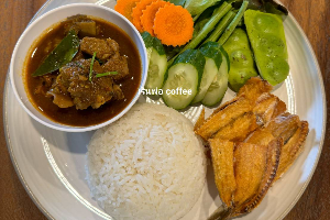 ชุดข้าวแกงคั่วกระดูกหมู+ปลาทอดกรอบ Pork bone curry rice + crispy fried fish set
