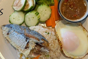 ข้าวผัดน้ำพริกปลาแกะ Fried rice with mutton fish chili paste