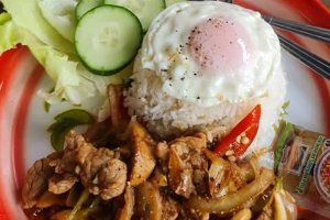 ผัดพริกหยวกราดข้าว Stir-fried bell peppers with rice
