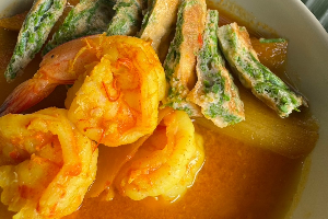 แกงส้ม Sour soup made of tamarind paste
