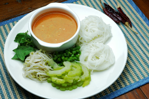 ชุดจนมจีนน้ำยา คว่ำผุ้น