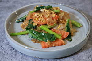 ผัดซีอิ๊วไก่ (PHAD SEE EW GAI)