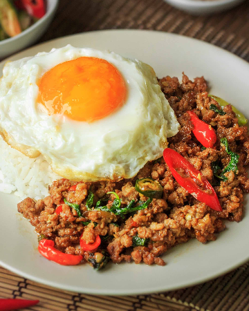 ข้าวกะเพราหมูสับไข่ดาว / Pat Kra Praow