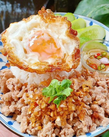 ข้าวหมูกระเทียมไข่ดาว / Garlic Pork + Rice + Egg