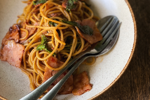 สปาเก็ตตี้ผัดซอสกะเพราเบค่อน