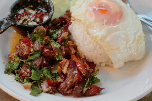 ผัดกะเพราเนื้อแดดเดียว ไข่ดาว