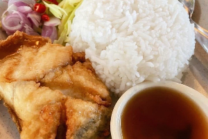 ข้าวปลากะพงทอดน้ำปลา