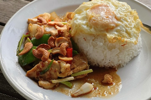 ข้าวไก่ผัดเม็ดมะม่วง