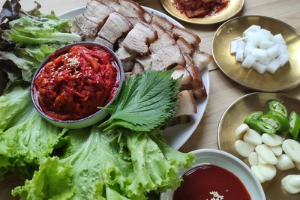 보쌈 (Bossam) โพซัม - หมูตุ๋นห่อผัก