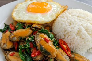 กะเพราหอยแมลงภู่ราดข้าว+ไข่ดาว