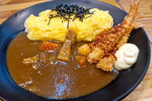 ข้าวหน้าแกงกะหรี่กุ้งทอดไข่ข้น 