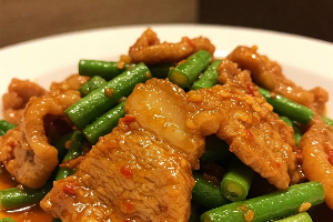 หมูหมักผัดพริกแกงถั่ว (กับข้าว)