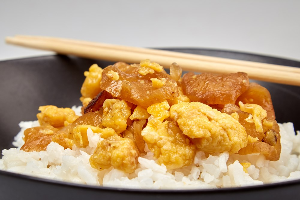 ไชโป๊วหวานผัดไข่ราดข้าว