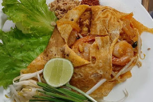 ผัดไทยกุ้งห่อไข่