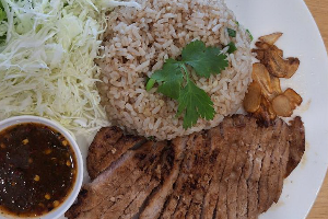 ข้าวผัดหมูย่าง