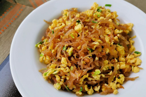 ไชโป๊วหวานผัดไข่ (กับข้าว)