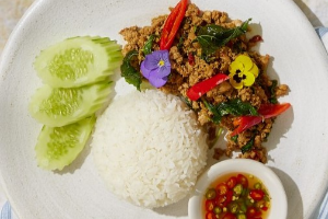 กะเพราราดข้าว