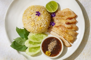 ข้าวผัดไข่คอหมูย่าง