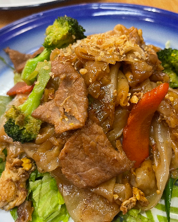 L.11 Stir-fried flat noodles (Pad Si Ew) Pork