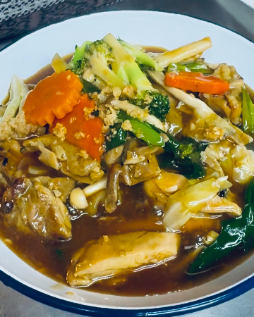 L.12 Stir-fried flat noodles in Gravy Sauce (Chicken) ราด