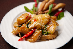 ปลาดอลลี่ ผัดฉ่า (Stir-Fried Pangasius Dory Fish with Spicy Thai Herbs