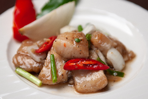 ปลาดอลลี่ ผัดพริกไทยดำ (Pangasius Dory Fish with with Black Pepper)