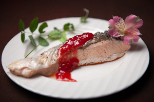 แซลมอน ซอสแครนเบอร์รี่ (Salmon Steak with Cranberry Sauce)