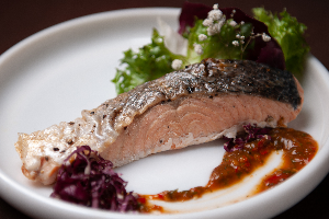 แซลมอน ซอสกะเพรา (Salmon with Basil and Chilli Sauce)