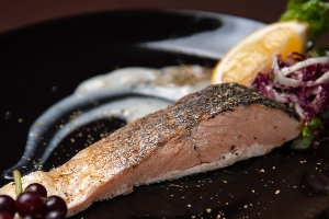 แซลมอน ซอสไวท์ไวน์ (Salmon Steak with White Wine Sauce)