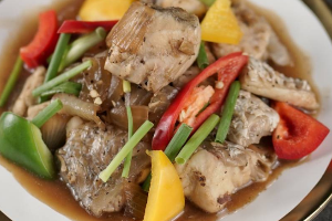 ปลากะพงทะเลผัดซอสพริกไทยดำ (Stir-fried Snapper with Black Pepper)