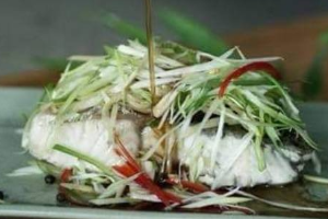 ปลากะพงทะเลผัดขึ้นฉ่าย (Stir-Fried Snapper with Celery)