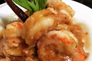 กุ้งใหญ่ราดซอสมะขาม (Stir-Fried Shrimps with Tamarind Sauce)