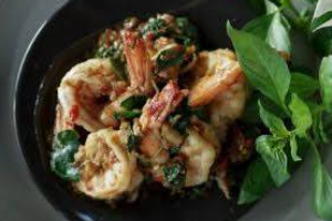 กุ้งใหญ่ผัดชอสกะเพรา (Stir-Fried Shrimps with Basil Sauce)