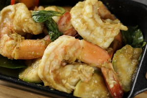 เขียวหวานกุ้งใหญ่ (Stir-Fried Shrimps with Green Curry)