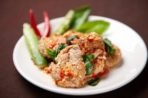 หมูสันในผัดกะเพรา (ชิ้น / สับ) Stir-Fried Pork with Basil (Minced/Pieces)