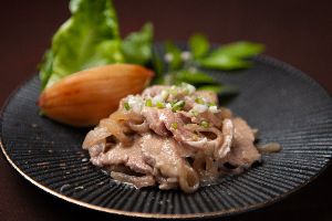 หมูผัดซอสมิโซะ (Stir-Fried Pork with Miso Sauce)