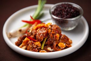 หมูผัดซอสไข่เค็ม (Stir-Fried Pork with Salted Egg Sauce)